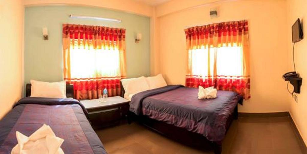 Hotel Atrium Pokhara Esterno foto