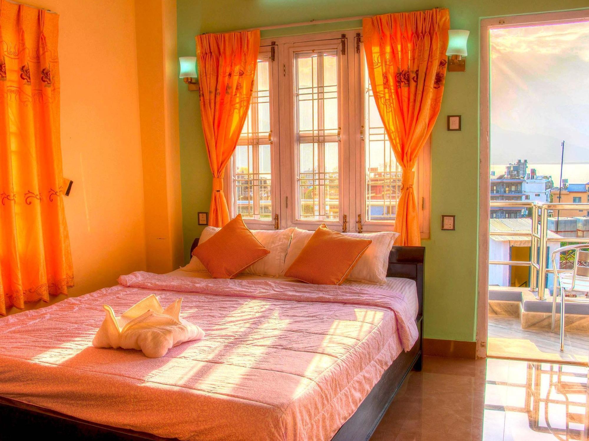 Hotel Atrium Pokhara Esterno foto