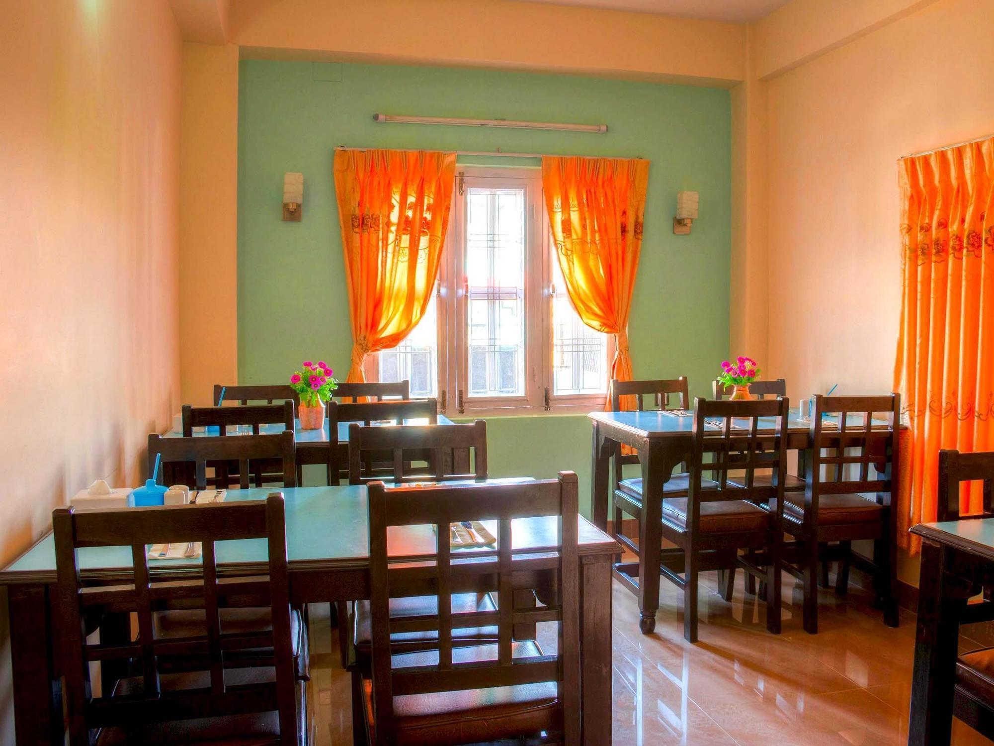 Hotel Atrium Pokhara Esterno foto