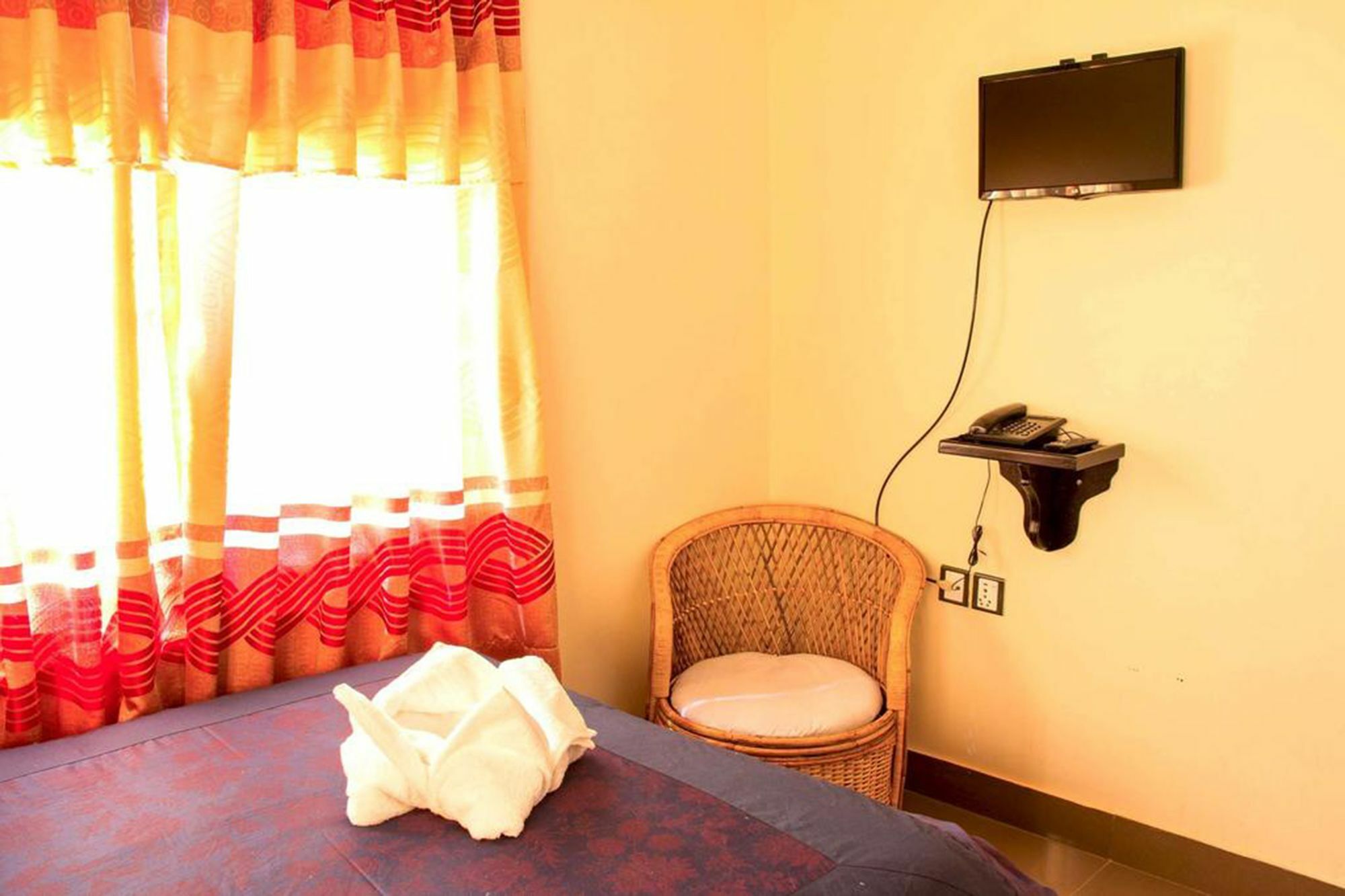 Hotel Atrium Pokhara Esterno foto